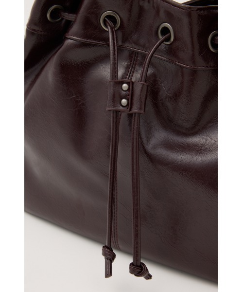 LAGUA GEM(ラグアジェム)の「DRAWSTRING FAUX LEATHER バッグ(ショルダーバッグ・レディース・バーガンディー/ブラック・FREE)」の11枚目の写真