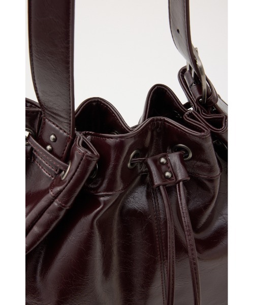 LAGUA GEM(ラグアジェム)の「DRAWSTRING FAUX LEATHER バッグ(ショルダーバッグ・レディース・バーガンディー/ブラック・FREE)」の12枚目の写真