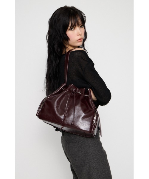 LAGUA GEM(ラグアジェム)の「DRAWSTRING FAUX LEATHER バッグ(ショルダーバッグ・レディース・バーガンディー/ブラック・FREE)」の16枚目の写真