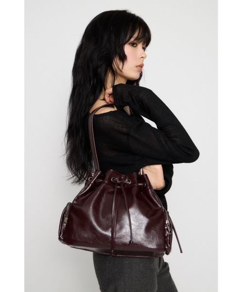 LAGUA GEM(ラグアジェム)の「DRAWSTRING FAUX LEATHER バッグ(ショルダーバッグ・レディース・バーガンディー/ブラック・FREE)」の17枚目の写真