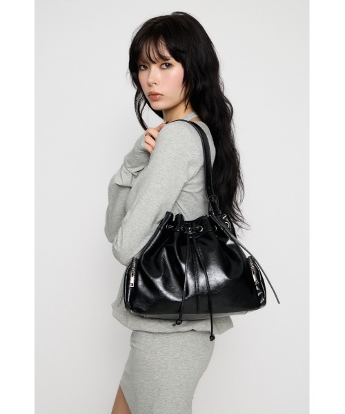 LAGUA GEM(ラグアジェム)の「DRAWSTRING FAUX LEATHER バッグ(ショルダーバッグ・レディース・バーガンディー/ブラック・FREE)」の6枚目の写真