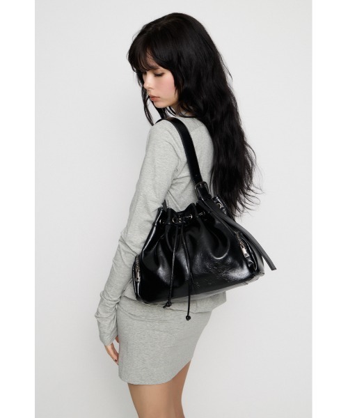 LAGUA GEM(ラグアジェム)の「DRAWSTRING FAUX LEATHER バッグ(ショルダーバッグ・レディース・バーガンディー/ブラック・FREE)」の7枚目の写真