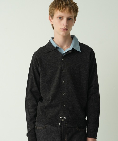 Adoon plain(アドーンプレーン)の「Snap Button Knit Polo Cardigan / スナップボタンニットポロカーディガン(カーディガン/ボレロ・メンズ・ブラウン/チャコールグレー/ブルー/アイボリー/カーキ/キャメル・MEDIUM/LARGE)」の1枚目の写真