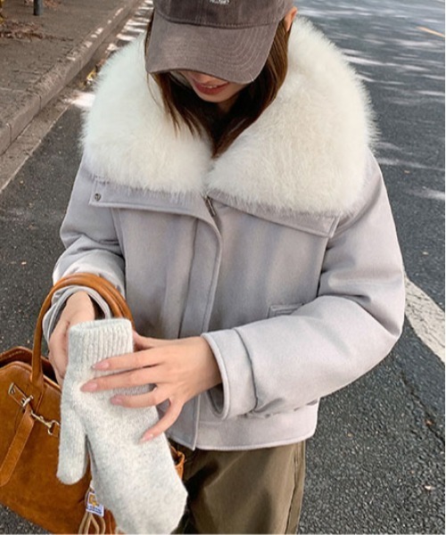 &soiree(アンドソワレ)の「ボリュームファーカラーフェイクレザージャケット(その他アウター・レディース・ブラック/ピンク/ホワイト/グレー/ブルー/ブラウン・X-LARGE/MEDIUM/LARGE)」の3枚目の写真
