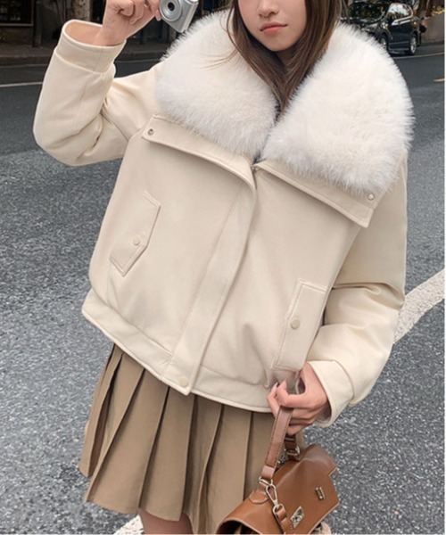 &soiree(アンドソワレ)の「ボリュームファーカラーフェイクレザージャケット(その他アウター・レディース・ブラック/ピンク/ホワイト/グレー/ブルー/ブラウン・X-LARGE/MEDIUM/LARGE)」の1枚目の写真