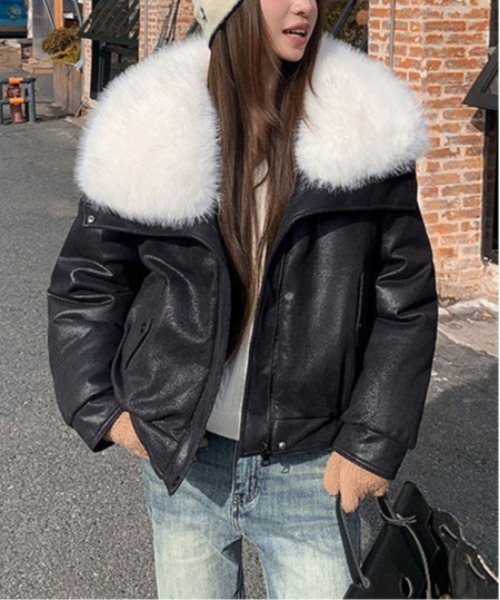 &soiree(アンドソワレ)の「ボリュームファーカラーフェイクレザージャケット(その他アウター・レディース・ブラック/ピンク/ホワイト/グレー/ブルー/ブラウン・X-LARGE/MEDIUM/LARGE)」の2枚目の写真