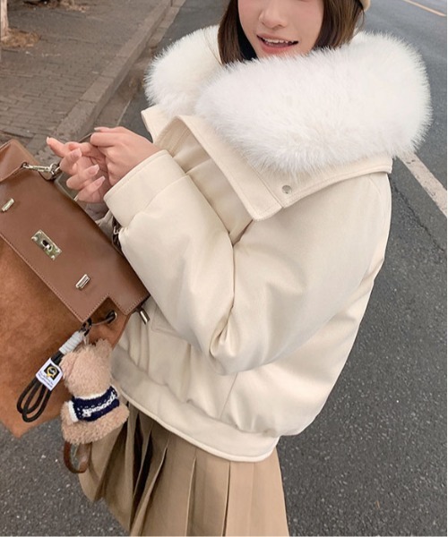 &soiree(アンドソワレ)の「ボリュームファーカラーフェイクレザージャケット(その他アウター・レディース・ブラック/ピンク/ホワイト/グレー/ブルー/ブラウン・X-LARGE/MEDIUM/LARGE)」の7枚目の写真