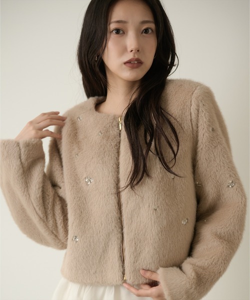 AND COUTURE(アンドクチュール)の「ビジュー付きノーカラーファージャケット(ノーカラージャケット・レディース・モカ/アイボリー/ベージュ・FREE)」の1枚目の写真