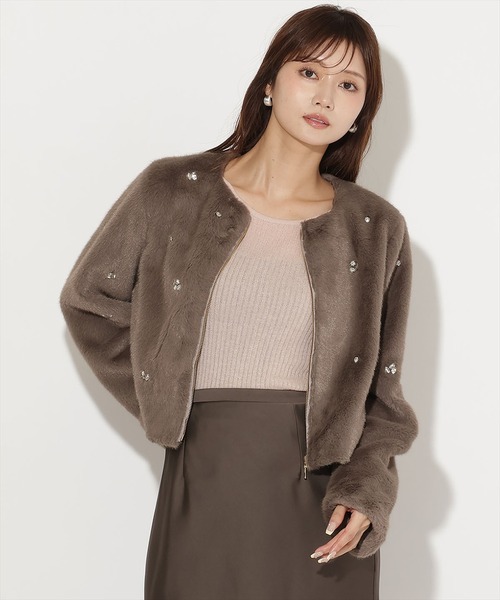 AND COUTURE(アンドクチュール)の「ビジュー付きノーカラーファージャケット(ノーカラージャケット・レディース・モカ/アイボリー/ベージュ・FREE)」の3枚目の写真