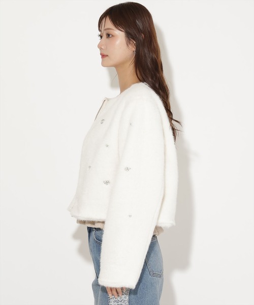 AND COUTURE(アンドクチュール)の「ビジュー付きノーカラーファージャケット(ノーカラージャケット・レディース・モカ/アイボリー/ベージュ・FREE)」の5枚目の写真