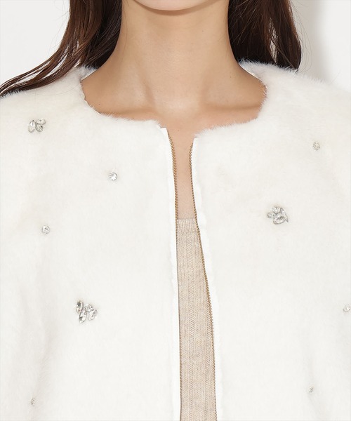 AND COUTURE(アンドクチュール)の「ビジュー付きノーカラーファージャケット(ノーカラージャケット・レディース・モカ/アイボリー/ベージュ・FREE)」の7枚目の写真