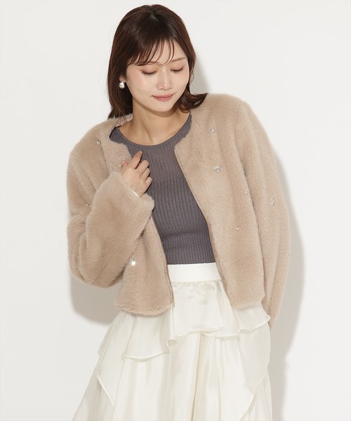 AND COUTURE(アンドクチュール)の「ビジュー付きノーカラーファージャケット(ノーカラージャケット・レディース・モカ/アイボリー/ベージュ・FREE)」の16枚目の写真