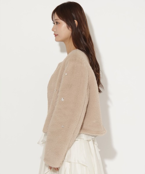 AND COUTURE(アンドクチュール)の「ビジュー付きノーカラーファージャケット(ノーカラージャケット・レディース・モカ/アイボリー/ベージュ・FREE)」の17枚目の写真