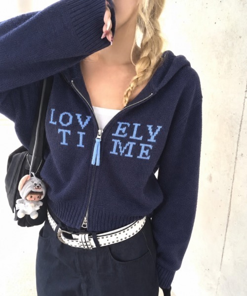 Achic(アシック)の「LOVELY TIME ロゴニットパーカー(パーカー・レディース・ネイビー/アイボリー・M)」の1枚目の写真