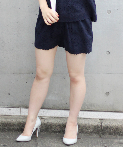 LIMITLESS LUXURY（リミットレスラグジュアリー）の「コットンスカラップ ショートパンツ◆（その他パンツ・レディース・ネイビー/ブラック/ホワイト・FREE）」の3枚目の写真