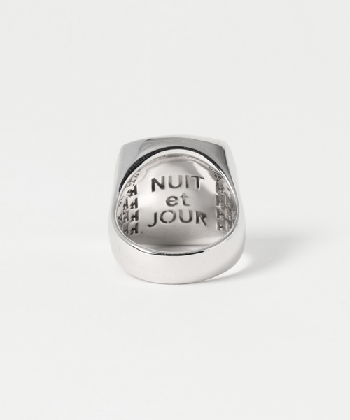 TOM WOOD(トムウッド)の「TOM WOOD(トムウッド) Flush Onyx Large Head Ring(リング・メンズ・ブラック・19号/18号/20号)」の2枚目の写真