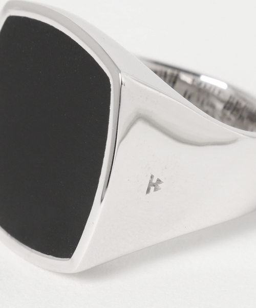 TOM WOOD(トムウッド)の「TOM WOOD(トムウッド) Flush Onyx Large Head Ring(リング・メンズ・ブラック・19号/18号/20号)」の4枚目の写真