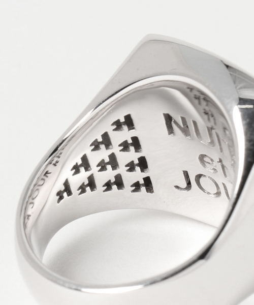 TOM WOOD(トムウッド)の「TOM WOOD(トムウッド) Flush Onyx Large Head Ring(リング・メンズ・ブラック・19号/18号/20号)」の5枚目の写真