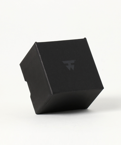 TOM WOOD(トムウッド)の「TOM WOOD(トムウッド) Flush Onyx Large Head Ring(リング・メンズ・ブラック・19号/18号/20号)」の6枚目の写真