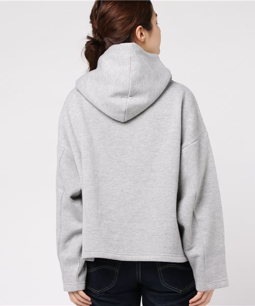 earth music&ecology(アースミュージックアンドエコロジー)の「・裏起毛ワイドロゴフーディー(パーカー・レディース・ブラック/ダークグリーン/アイボリー/杢グレー・FREE)」の6枚目の写真