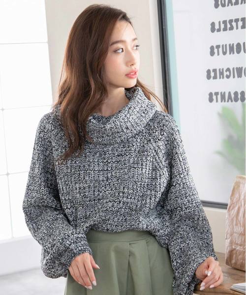 夢展望(ユメテンボウ)の「オフタートルボリュームバルーンスリーブ畦ニットトップス(ニット/セーター・レディース・ライトグレー/ブラック/ベージュ/レッド/オフホワイト/ピンク/ボルドー/マスタード/ブラック×ホワイト/パープル系その他/ピンク系その他/ロイヤルブルー・MEDIUM/LARGE)」の4枚目の写真