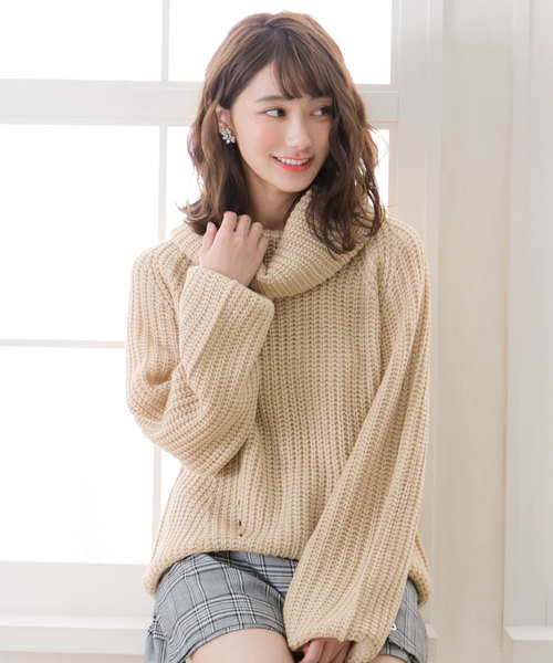 夢展望(ユメテンボウ)の「オフタートルボリュームバルーンスリーブ畦ニットトップス(ニット/セーター・レディース・ライトグレー/ブラック/ベージュ/レッド/オフホワイト/ピンク/ボルドー/マスタード/ブラック×ホワイト/パープル系その他/ピンク系その他/ロイヤルブルー・MEDIUM/LARGE)」の6枚目の写真