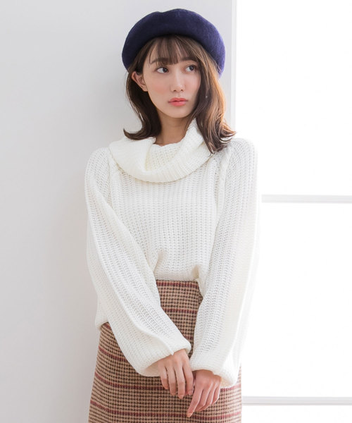 夢展望(ユメテンボウ)の「オフタートルボリュームバルーンスリーブ畦ニットトップス(ニット/セーター・レディース・ライトグレー/ブラック/ベージュ/レッド/オフホワイト/ピンク/ボルドー/マスタード/ブラック×ホワイト/パープル系その他/ピンク系その他/ロイヤルブルー・MEDIUM/LARGE)」の2枚目の写真