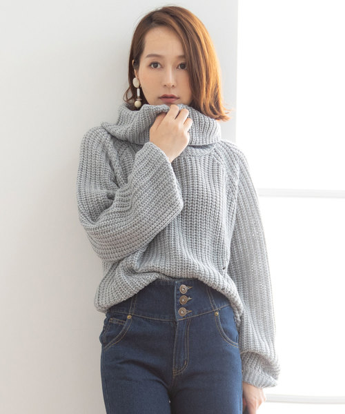 夢展望(ユメテンボウ)の「オフタートルボリュームバルーンスリーブ畦ニットトップス(ニット/セーター・レディース・ライトグレー/ブラック/ベージュ/レッド/オフホワイト/ピンク/ボルドー/マスタード/ブラック×ホワイト/パープル系その他/ピンク系その他/ロイヤルブルー・MEDIUM/LARGE)」の5枚目の写真