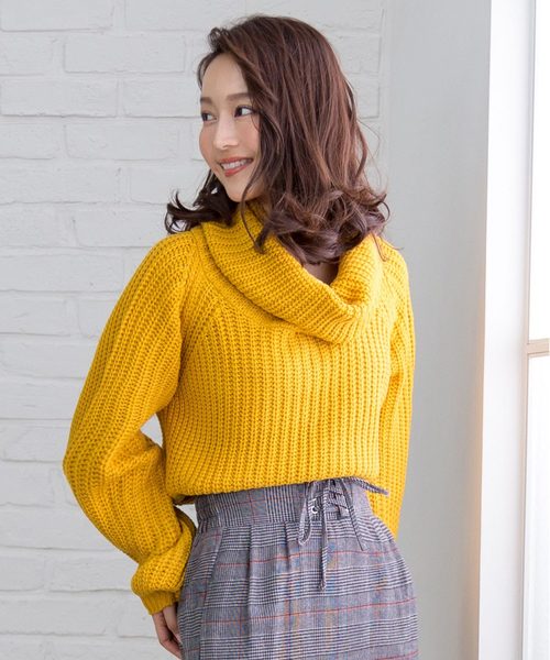 夢展望(ユメテンボウ)の「オフタートルボリュームバルーンスリーブ畦ニットトップス(ニット/セーター・レディース・ライトグレー/ブラック/ベージュ/レッド/オフホワイト/ピンク/ボルドー/マスタード/ブラック×ホワイト/パープル系その他/ピンク系その他/ロイヤルブルー・MEDIUM/LARGE)」の9枚目の写真