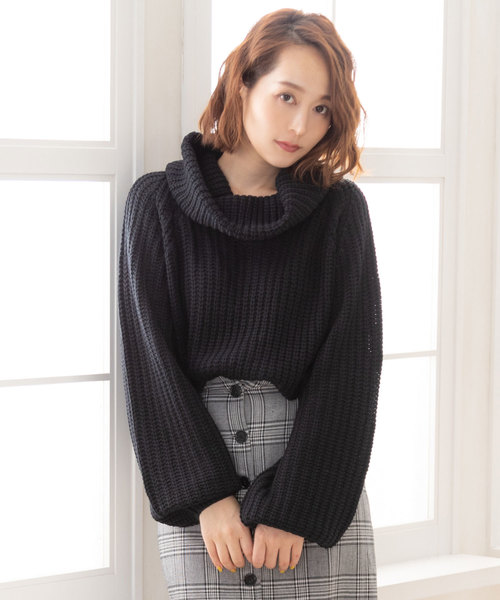 夢展望(ユメテンボウ)の「オフタートルボリュームバルーンスリーブ畦ニットトップス(ニット/セーター・レディース・ライトグレー/ブラック/ベージュ/レッド/オフホワイト/ピンク/ボルドー/マスタード/ブラック×ホワイト/パープル系その他/ピンク系その他/ロイヤルブルー・MEDIUM/LARGE)」の3枚目の写真