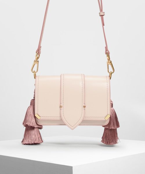 CHARLES & KEITH（チャールズ & キース）の「タッセルショルダーバッグ / Tassel Shoulder Bag（ショルダーバッグ・レディース・ブラック/イエロー/ライトピンク・S）」の3枚目の写真
