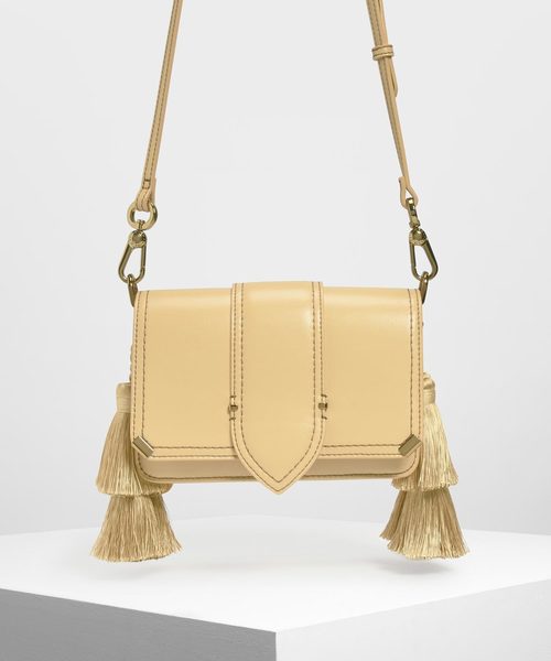 CHARLES & KEITH（チャールズ & キース）の「タッセルショルダーバッグ / Tassel Shoulder Bag（ショルダーバッグ・レディース・ブラック/イエロー/ライトピンク・S）」の2枚目の写真