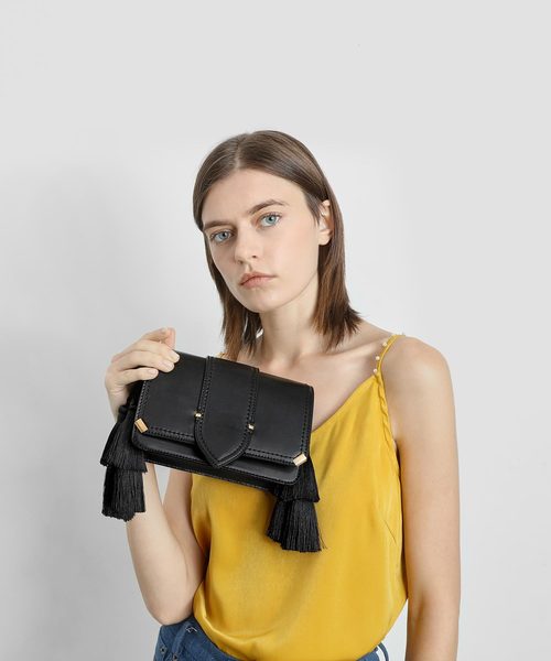 CHARLES & KEITH（チャールズ & キース）の「タッセルショルダーバッグ / Tassel Shoulder Bag（ショルダーバッグ・レディース・ブラック/イエロー/ライトピンク・S）」の4枚目の写真