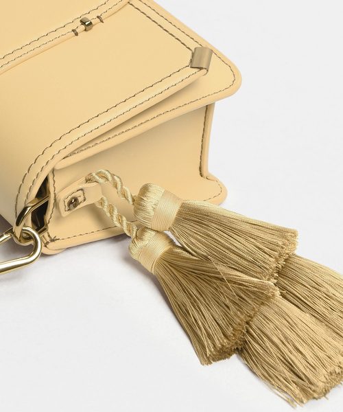 CHARLES & KEITH（チャールズ & キース）の「タッセルショルダーバッグ / Tassel Shoulder Bag（ショルダーバッグ・レディース・ブラック/イエロー/ライトピンク・S）」の10枚目の写真