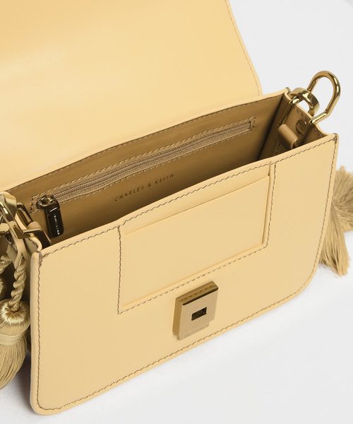 CHARLES & KEITH（チャールズ & キース）の「タッセルショルダーバッグ / Tassel Shoulder Bag（ショルダーバッグ・レディース・ブラック/イエロー/ライトピンク・S）」の12枚目の写真
