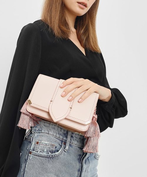 CHARLES & KEITH（チャールズ & キース）の「タッセルショルダーバッグ / Tassel Shoulder Bag（ショルダーバッグ・レディース・ブラック/イエロー/ライトピンク・S）」の14枚目の写真