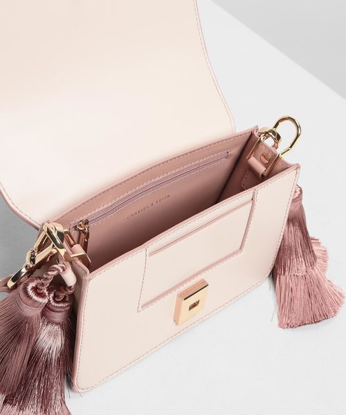 CHARLES & KEITH（チャールズ & キース）の「タッセルショルダーバッグ / Tassel Shoulder Bag（ショルダーバッグ・レディース・ブラック/イエロー/ライトピンク・S）」の17枚目の写真