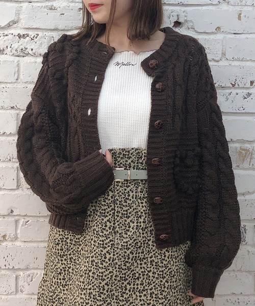 one after another NICE CLAUP(ワンアフターアナザーナイスクラップ)の「ハート付ニットカーディガン(カーディガン/ボレロ・レディース・アイボリー/グレー/ブラウン・FREE)」の1枚目の写真