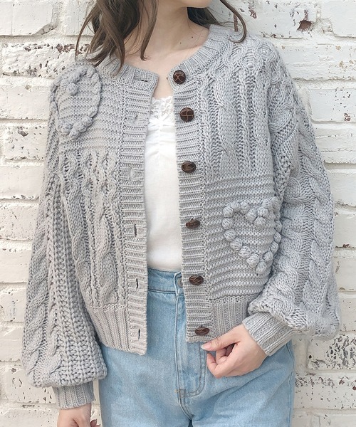 one after another NICE CLAUP(ワンアフターアナザーナイスクラップ)の「ハート付ニットカーディガン(カーディガン/ボレロ・レディース・アイボリー/グレー/ブラウン・FREE)」の3枚目の写真