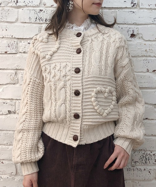 one after another NICE CLAUP(ワンアフターアナザーナイスクラップ)の「ハート付ニットカーディガン(カーディガン/ボレロ・レディース・アイボリー/グレー/ブラウン・FREE)」の2枚目の写真