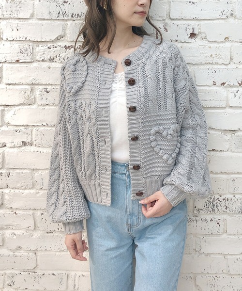 one after another NICE CLAUP(ワンアフターアナザーナイスクラップ)の「ハート付ニットカーディガン(カーディガン/ボレロ・レディース・アイボリー/グレー/ブラウン・FREE)」の10枚目の写真
