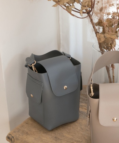 KOBE LETTUCE（コウベレタス）の「フェイクレザーミニバケツバッグ（ハンドバッグ・レディース・ブラック/ブルーグレー/モカ・FREE）」の2枚目の写真