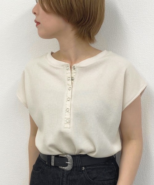 apres jour mignon（アプレジュールミニョン）の「スナップボタンワッフルトップス【ZOZOTOWN限定アイテム】（Tシャツ/カットソー・レディース・パープル/ブラック/アイボリー・フリー）」の2枚目の写真