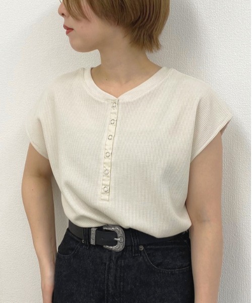 apres jour mignon（アプレジュールミニョン）の「スナップボタンワッフルトップス【ZOZOTOWN限定アイテム】（Tシャツ/カットソー・レディース・パープル/ブラック/アイボリー・フリー）」の5枚目の写真