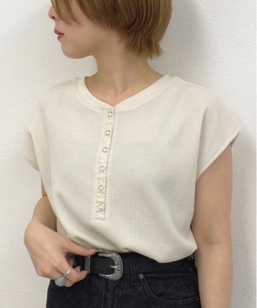 apres jour mignon（アプレジュールミニョン）の「スナップボタンワッフルトップス【ZOZOTOWN限定アイテム】（Tシャツ/カットソー・レディース・パープル/ブラック/アイボリー・フリー）」の6枚目の写真
