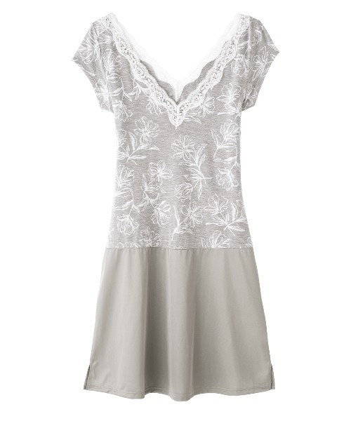 PEACH JOHN（ピーチジョン）の「【乾燥する季節に嬉しい！薄手でもたつかずフィット。消臭加工の脇パッド付き】Ｉｔ’ｓモイスティスリップ（インナーウェア/肌着・レディース・オフホワイト/ブラック/チャコール/ブルー/グレー系その他/ホワイト系その他2/ライトピンク/チャコールグレー/ホワイト×グレー/コーラルピンク/ダークグレー/ブラック×ピンク/ホワイト×ピンク/スミクロ/ヘザーチャコール/ライトベージュ/ライトグレー/ダークネイビー/チャコールグレー×ブラック/ピンクベージュ/ホワイト×レッド/ヘザーグレー/ドット/グレイッシュベージュ・LARGE/MEDIUM/SMALL）」の14枚目の写真