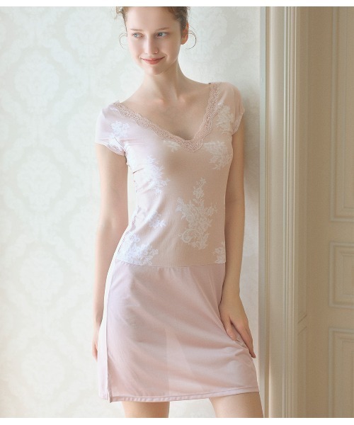 PEACH JOHN（ピーチジョン）の「【乾燥する季節に嬉しい！薄手でもたつかずフィット。消臭加工の脇パッド付き】Ｉｔ’ｓモイスティスリップ（インナーウェア/肌着・レディース・オフホワイト/ブラック/チャコール/ブルー/グレー系その他/ホワイト系その他2/ライトピンク/チャコールグレー/ホワイト×グレー/コーラルピンク/ダークグレー/ブラック×ピンク/ホワイト×ピンク/スミクロ/ヘザーチャコール/ライトベージュ/ライトグレー/ダークネイビー/チャコールグレー×ブラック/ピンクベージュ/ホワイト×レッド/ヘザーグレー/ドット/グレイッシュベージュ・LARGE/MEDIUM/SMALL）」の22枚目の写真