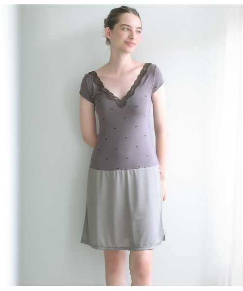 PEACH JOHN（ピーチジョン）の「【乾燥する季節に嬉しい！薄手でもたつかずフィット。消臭加工の脇パッド付き】Ｉｔ’ｓモイスティスリップ（インナーウェア/肌着・レディース・オフホワイト/ブラック/チャコール/ブルー/グレー系その他/ホワイト系その他2/ライトピンク/チャコールグレー/ホワイト×グレー/コーラルピンク/ダークグレー/ブラック×ピンク/ホワイト×ピンク/スミクロ/ヘザーチャコール/ライトベージュ/ライトグレー/ダークネイビー/チャコールグレー×ブラック/ピンクベージュ/ホワイト×レッド/ヘザーグレー/ドット/グレイッシュベージュ・LARGE/MEDIUM/SMALL）」の15枚目の写真