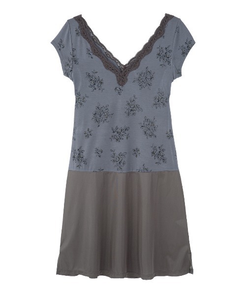 PEACH JOHN（ピーチジョン）の「【乾燥する季節に嬉しい！薄手でもたつかずフィット。消臭加工の脇パッド付き】Ｉｔ’ｓモイスティスリップ（インナーウェア/肌着・レディース・オフホワイト/ブラック/チャコール/ブルー/グレー系その他/ホワイト系その他2/ライトピンク/チャコールグレー/ホワイト×グレー/コーラルピンク/ダークグレー/ブラック×ピンク/ホワイト×ピンク/スミクロ/ヘザーチャコール/ライトベージュ/ライトグレー/ダークネイビー/チャコールグレー×ブラック/ピンクベージュ/ホワイト×レッド/ヘザーグレー/ドット/グレイッシュベージュ・LARGE/MEDIUM/SMALL）」の16枚目の写真