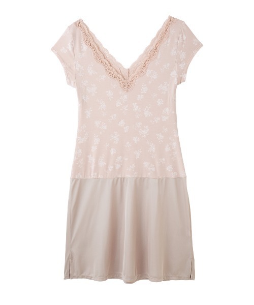 PEACH JOHN（ピーチジョン）の「【乾燥する季節に嬉しい！薄手でもたつかずフィット。消臭加工の脇パッド付き】Ｉｔ’ｓモイスティスリップ（インナーウェア/肌着・レディース・オフホワイト/ブラック/チャコール/ブルー/グレー系その他/ホワイト系その他2/ライトピンク/チャコールグレー/ホワイト×グレー/コーラルピンク/ダークグレー/ブラック×ピンク/ホワイト×ピンク/スミクロ/ヘザーチャコール/ライトベージュ/ライトグレー/ダークネイビー/チャコールグレー×ブラック/ピンクベージュ/ホワイト×レッド/ヘザーグレー/ドット/グレイッシュベージュ・LARGE/MEDIUM/SMALL）」の18枚目の写真